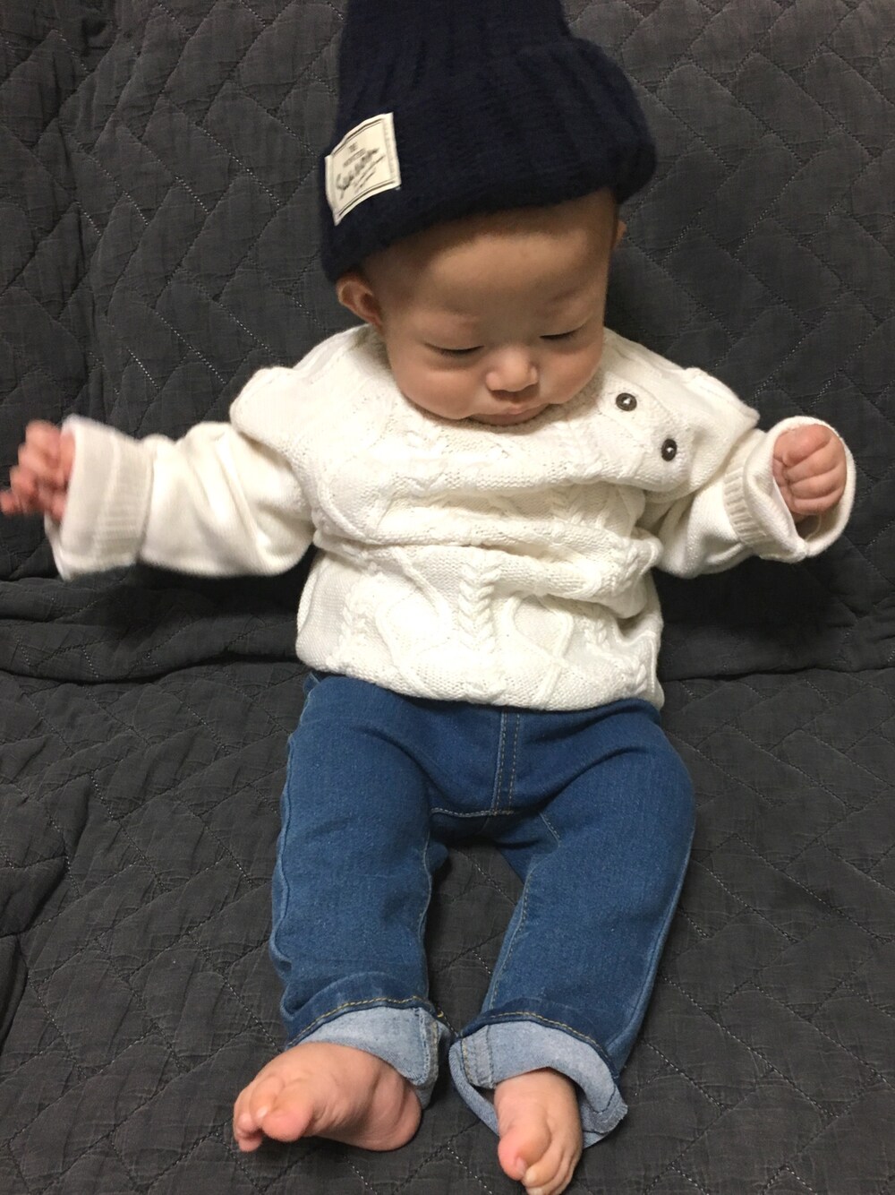 「あかちゃんコーデ、赤ちゃん、アカチャンホンポ、キッズコーデ、ニット帽、生後3ヶ月、秋冬コーデ」｜「DAISOのアイテム（ハット、ブルー系）」を使った、rkさん（キッズ・70cm）の秋コーディネートの1枚目の写真