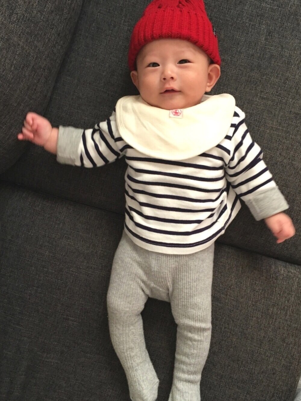「babygap、ニット帽、秋冬、生後3ヶ月、男の子コーデ、赤ちゃんコーデ、赤ちゃん」｜「赤ちゃん本舗のアイテム（Tシャツ/カットソー、ホワイト系）」を使った、rkさん（キッズ・70cm）の秋コーディネートの1枚目の写真