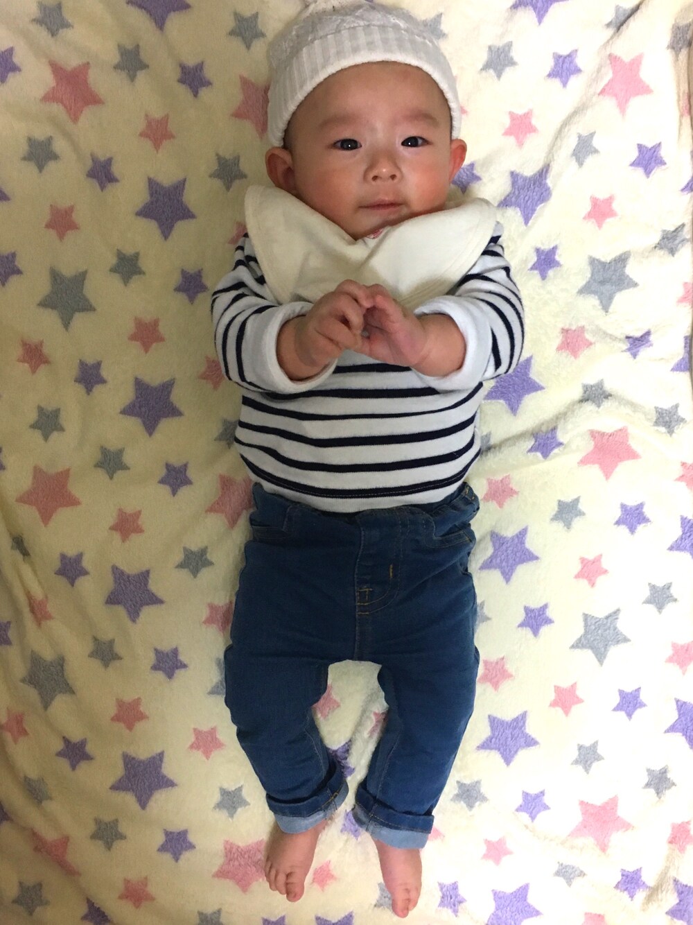 「ニット帽、デニム、赤ちゃんコーデ、赤ちゃん本舗、生後3ヶ月、デニムパンツ」｜「赤ちゃん本舗のアイテム（Tシャツ/カットソー、ホワイト系）」を使った、rkさん（キッズ・70cm）の秋コーディネートの1枚目の写真