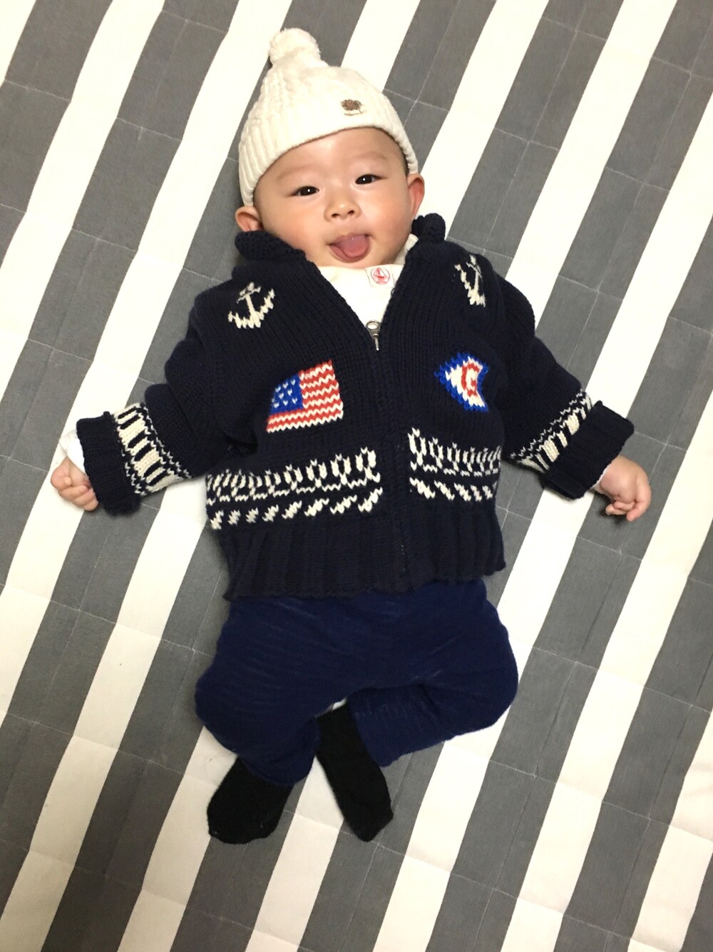 「男の子コーデ、ニット帽、ニットガウン、babygap、baby、赤ちゃんコーデ、赤ちゃん、生後4ヶ月」｜「BURBERRYのアイテム（ニットキャップ/ビーニー、ホワイト系）」を使った、rkさん（キッズ・70cm）の秋コーディネートの1枚目の写真