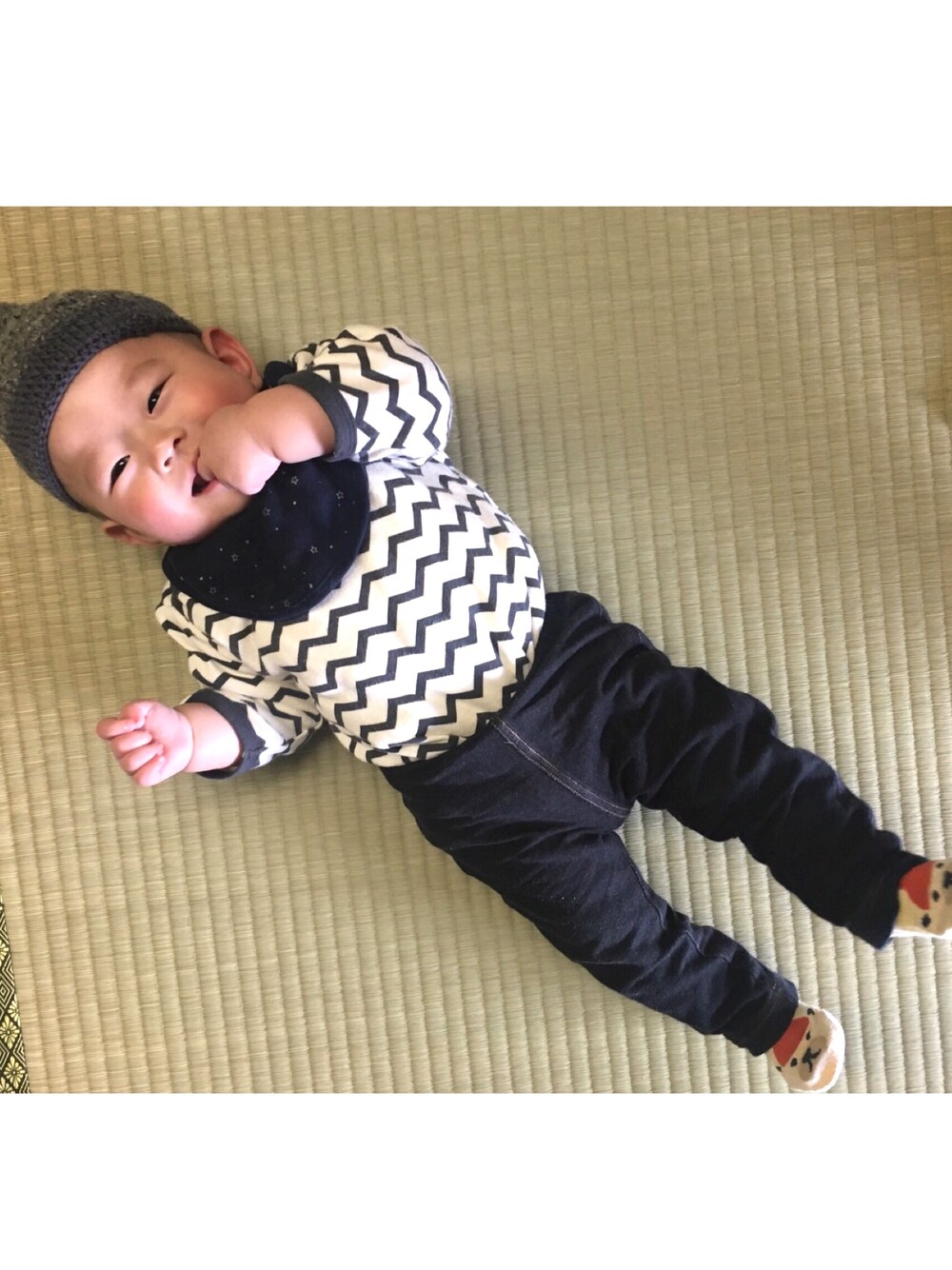「キッズファッション、０歳、生後5ヶ月、どんぐり帽、あかちゃんコーデ、西松屋、UNIQLOレギパン」｜「西松屋のアイテム（ロンパース、ホワイト系）」を使った、rkさん（キッズ・70cm）の冬コーディネートの1枚目の写真