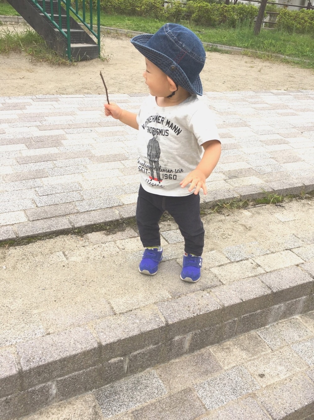 「キッズコーデ、UNIQLO、一歳、1歳、ユニクロレギンス、お散歩、80cm」｜「UNIQLOのBABY レギンス（デニム・10分丈）（その他ベビー用品、ブルー系）」を使った、rkさん（キッズ・80cm）の秋コーディネートの1枚目の写真