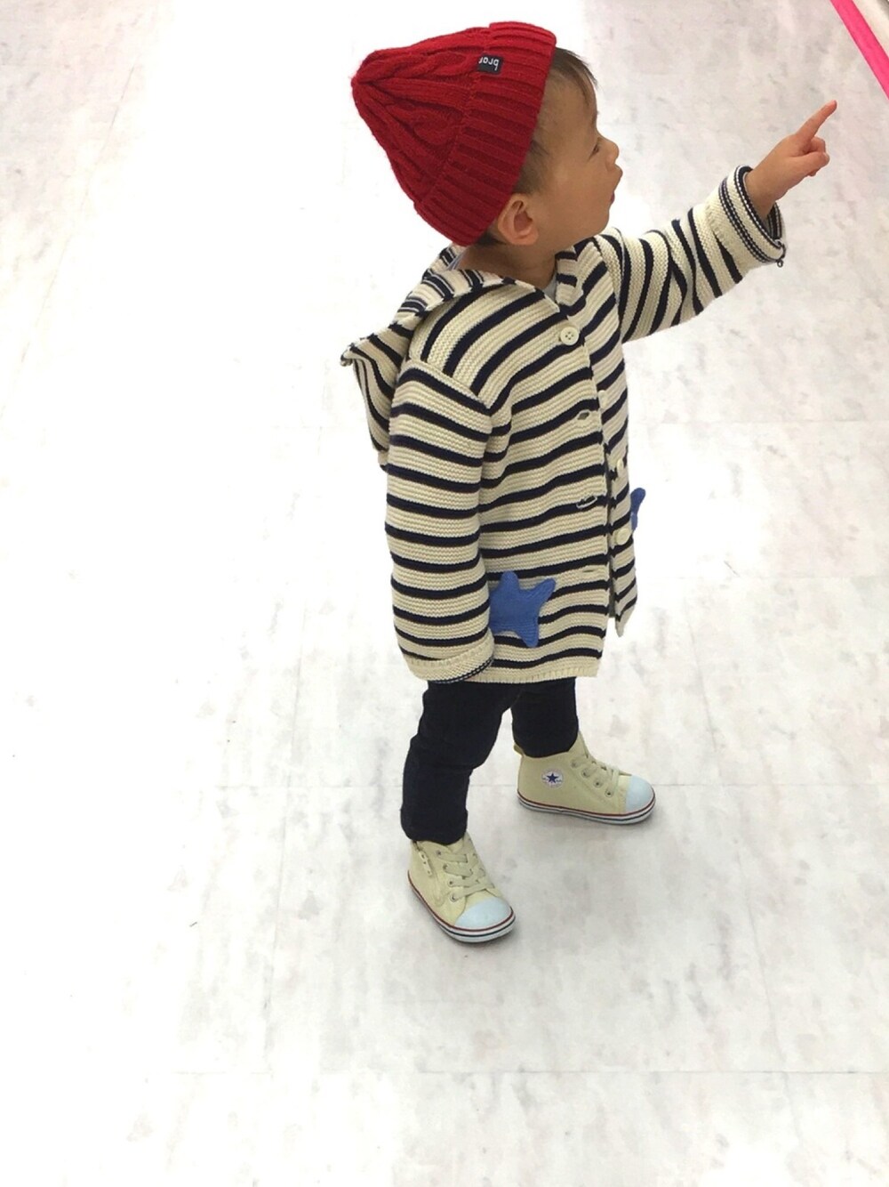 「キッズファッション、男の子、息子コーデ、おとこのこ、converse、コンバース オールスター、ニット帽、一歳、1歳、80cm」｜「BRANSHESのシンプルニットワッチ（ニットキャップ/ビーニー、レッド系）」を使った、rkさん（キッズ・80cm）の秋コーディネートの1枚目の写真