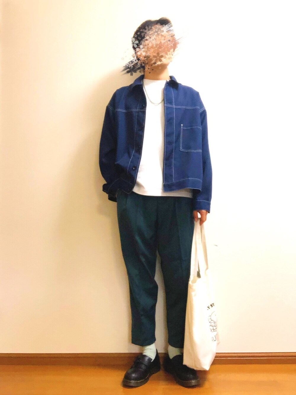 ブルー系のブルゾン、ホワイト系のTシャツ/カットソー、ブルー系のスラックスを着用したメンズの春コーディネートの1枚目の写真