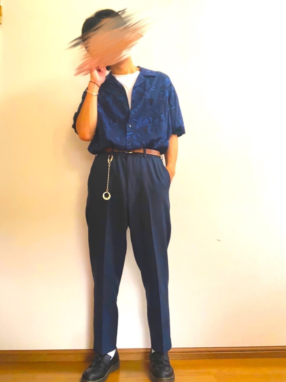 ブルー系のその他パンツ、ブルー系のシャツ/ブラウス、ホワイト系のTシャツ/カットソーを着用したメンズの夏コーディネートの1枚目の写真