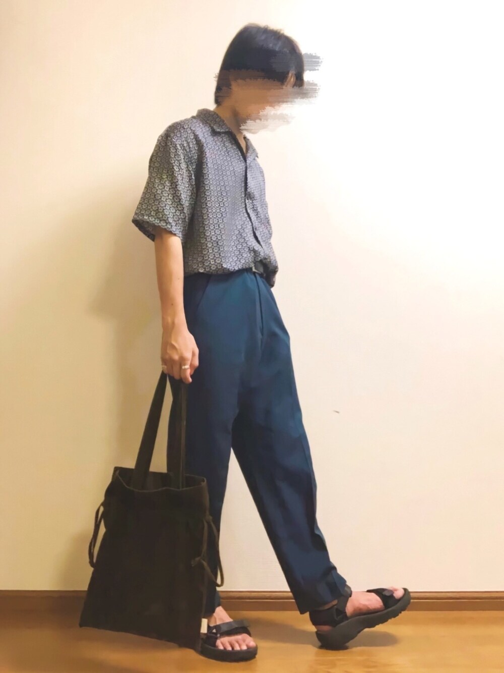 ブルー系のその他パンツ、ブルー系のシャツ/ブラウス、グリーン系のバッグを着用したメンズの夏コーディネートの1枚目の写真