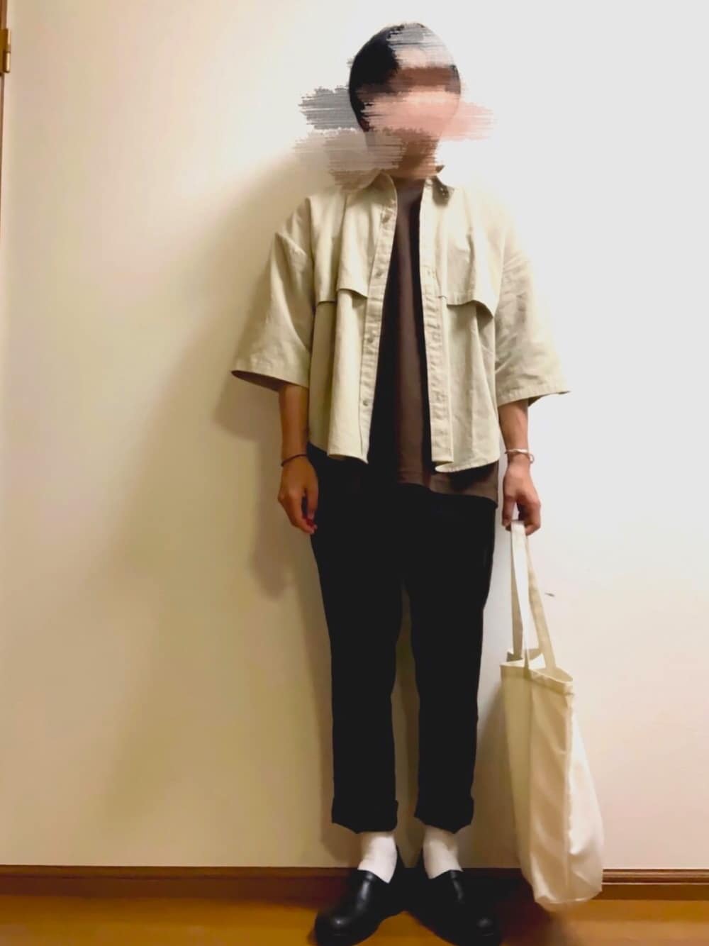 ベージュ系のシャツ/ブラウス、ブラウン系のTシャツ/カットソー、ブラウン系のその他パンツを着用したメンズの夏コーディネートの1枚目の写真