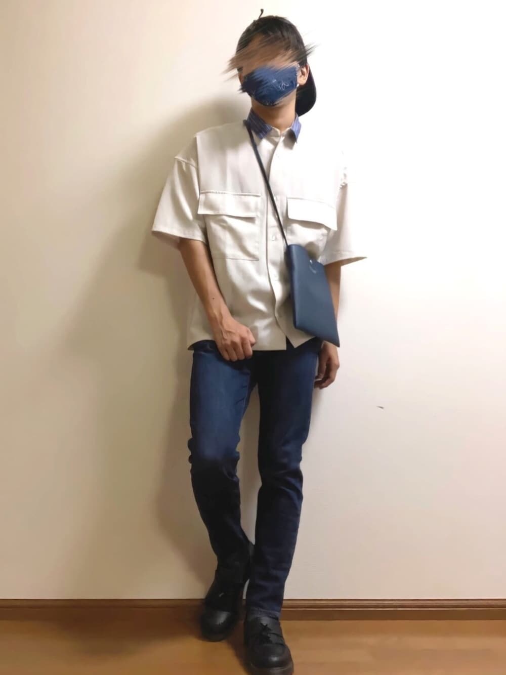 「今日のコーデ、秋コーデ、カジュアルコーデ、モテ男コーデ、デニム、シャツスタイル、白黒青、青白黒、プチプラ、高校生」｜「EMMA CLOTHESのブライトポプリンリラックスレギュラーカラーオーバーCPOシャツ 1/2 sleeve(EMMA CLOTHES)（シャツ/ブラウス、ホワイト系）」を使った、木豆寸さん（メンズ・170cm）の秋コーディネートの1枚目の写真