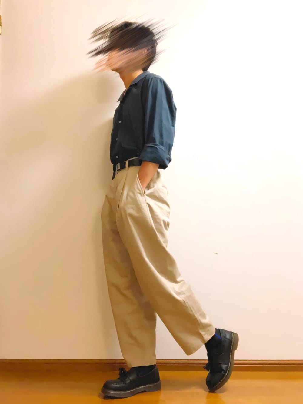 「シンプル、オトナカジュアル、ゆるコーデ、秋のコーデ、おしゃれさんと繋がりたい、ラフコーデ、チノワイドパンツ、アースカラー、プチプラ、高校生」｜「UNIQLOのオープンカラーシャツ（長袖）（シャツ/ブラウス、ブルー系）」を使った、木豆寸さん（メンズ・170cm）の秋コーディネートの1枚目の写真