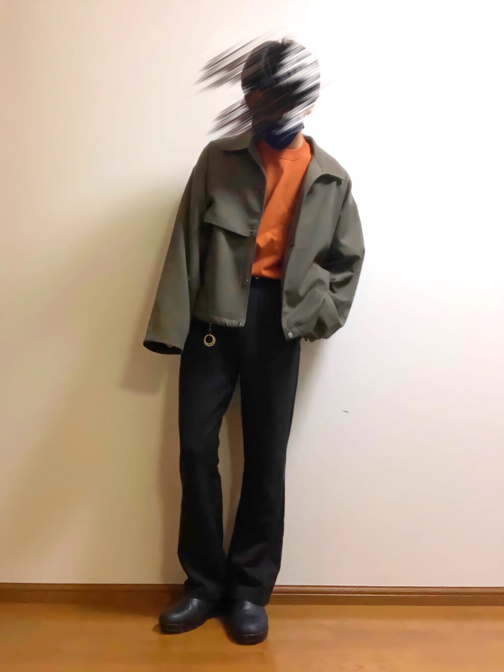 ブラウン系のブルゾン、ホワイト系のTシャツ/カットソー、ブラック系のスラックスを着用したメンズの秋コーディネートの1枚目の写真