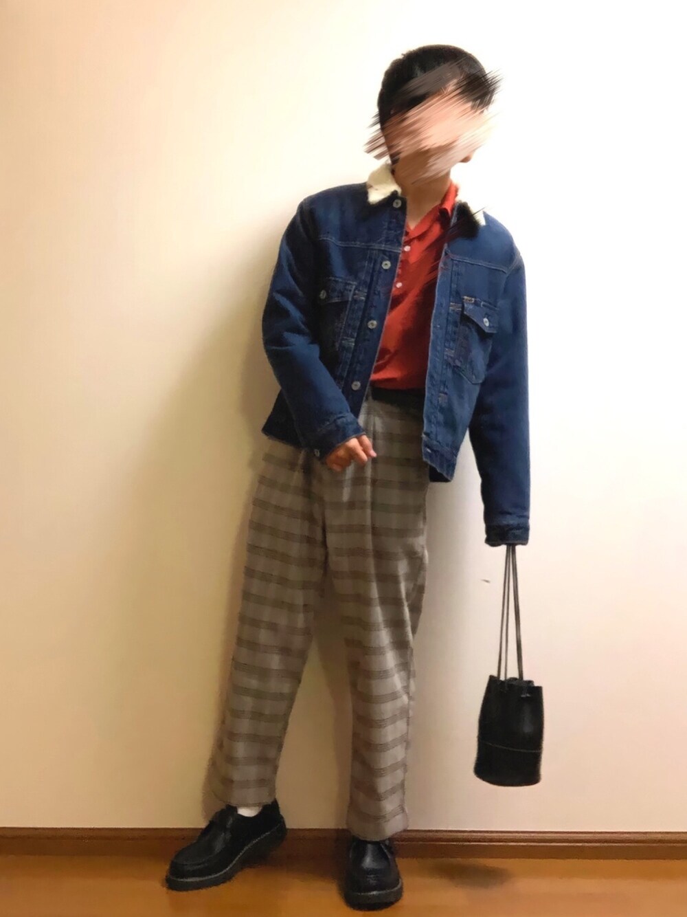 ベージュ系のその他パンツ、ブラウン系のシャツ/ブラウス、ブラック系のその他シューズを着用したメンズの冬コーディネートの1枚目の写真