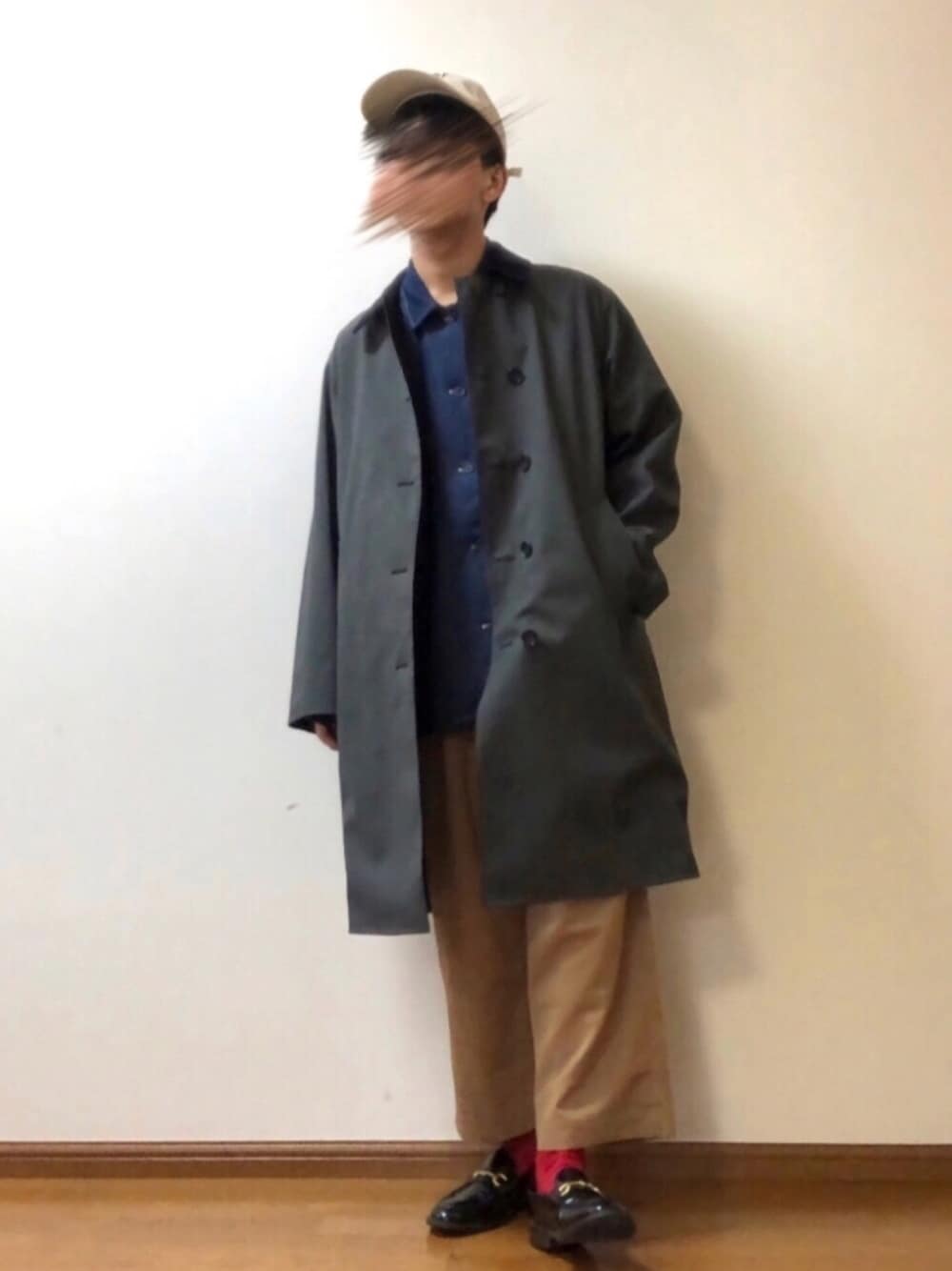 ブラック系のステンカラーコート、ブルー系のシャツ/ブラウス、ベージュ系のその他パンツを着用したメンズの春コーディネートの1枚目の写真