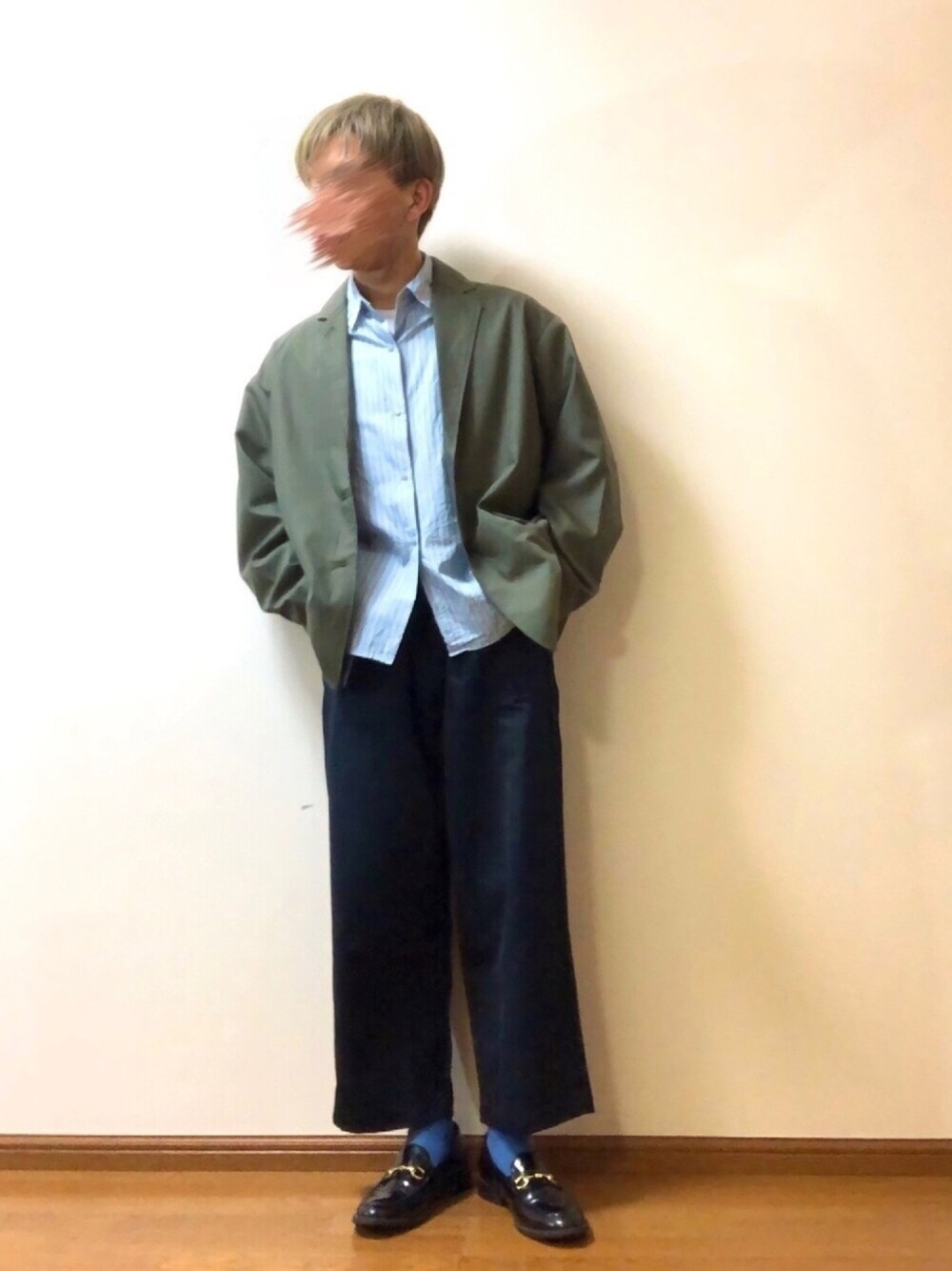 グリーン系のテーラードジャケット、ブルー系のシャツ/ブラウス、ブラック系のその他パンツを着用したメンズの春コーディネートの1枚目の写真