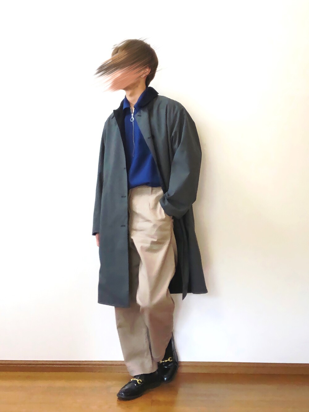 ブラック系のステンカラーコート、ブルー系のシャツ/ブラウス、ベージュ系のチノパンツを着用したメンズの春コーディネートの1枚目の写真