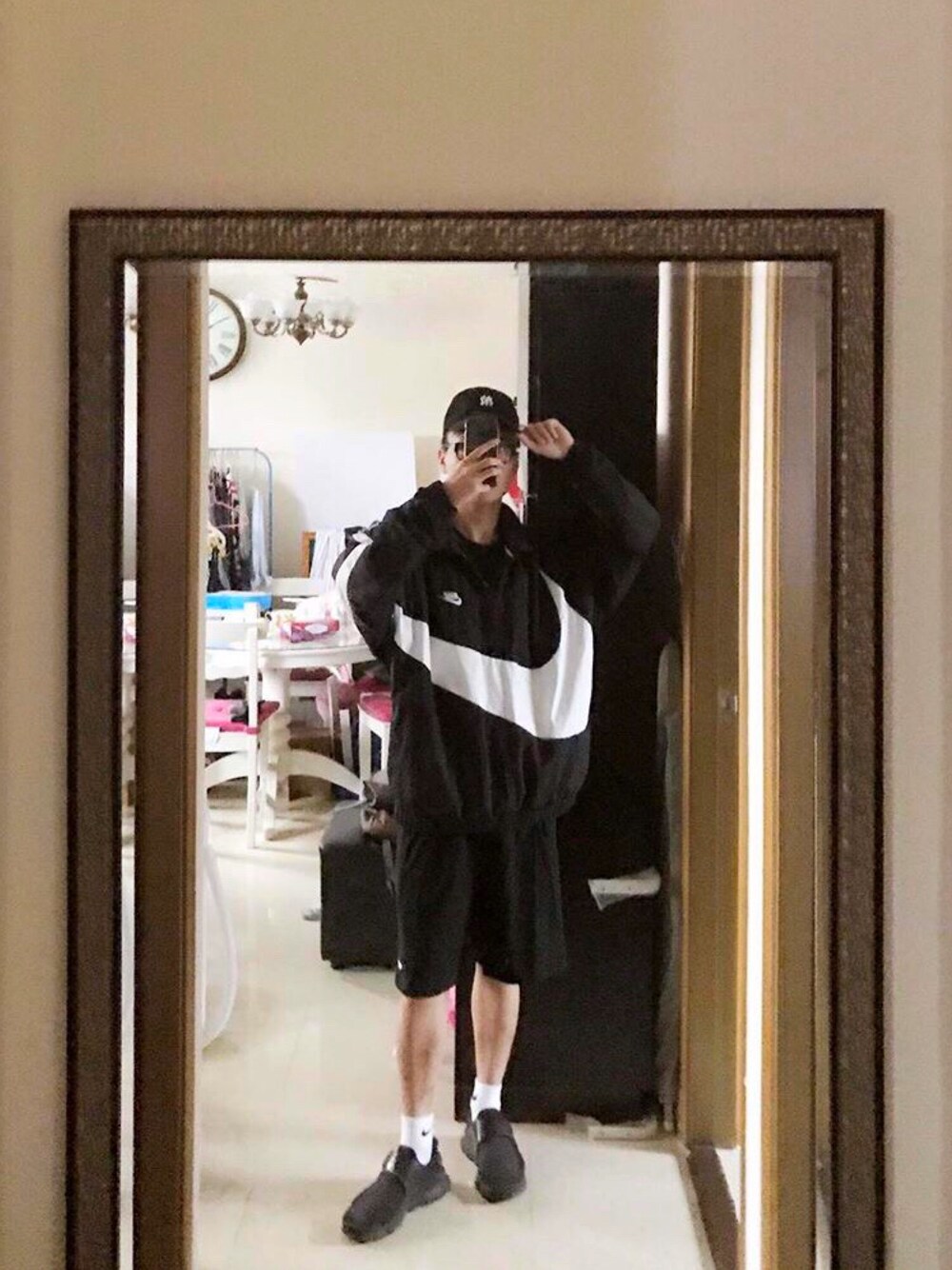 「ootd、夏、街頭穿搭、球鞋、休閒、oversize、洋裝、Champion、NIKE、黑白搭配」｜「NIKEのアイテム（スタジャン、ブラック系）」を使った、EITHさん（メンズ・170cm）の夏コーディネートの1枚目の写真