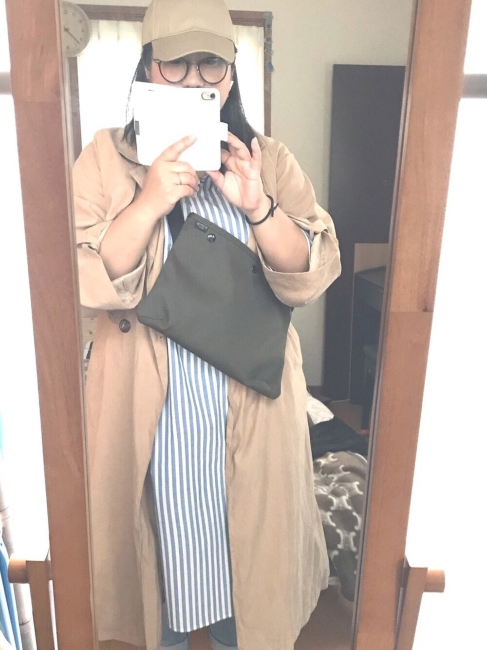 「キャップ×メガネ、ストライプシャツ、スニーカー、アラフォー、ロングトレンチコート、おデブ」｜「PORTERのアイテム（ショルダーバッグ、グリーン系）」を使った、◎みき◎さん（レディース・160cm）の春コーディネートの1枚目の写真