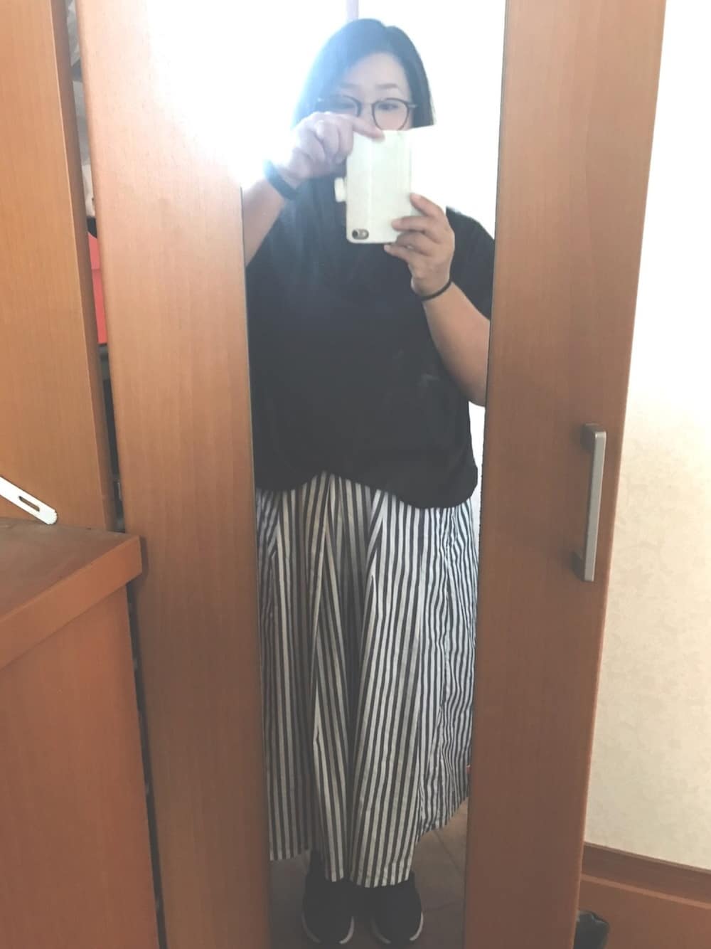 「アラサー、オフィスカジュアル、おデブ、プチプラ、ストライプスカート、黒Tシャツ、スニーカースタイル」｜「antiquaのタックデザインT（Tシャツ/カットソー、ブラック系）」を使った、◎みき◎さん（レディース・161cm）の秋コーディネートの1枚目の写真
