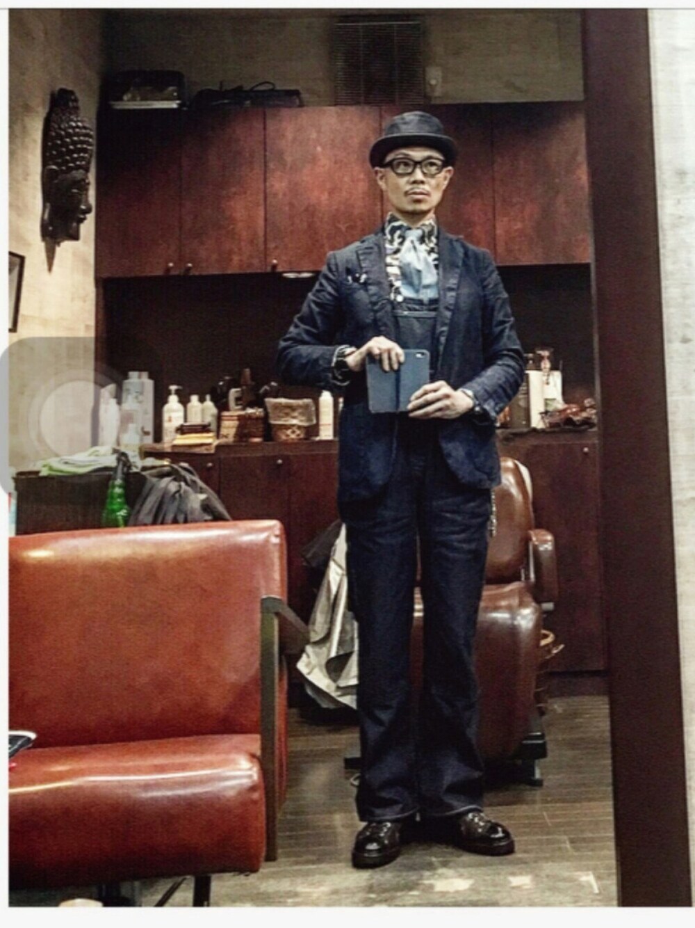 ブルー系のテーラードジャケット、ブルー系のサロペット/オーバーオール、その他のブーツを着用したメンズの秋コーディネートの1枚目の写真