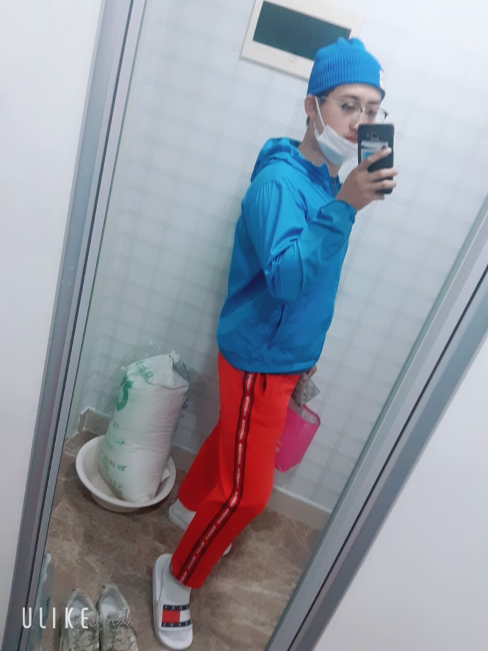 「pants」｜「TOMMYのアイテム（シューズ、レッド系）」を使った、현さん（メンズ・165cm）の春コーディネートの1枚目の写真