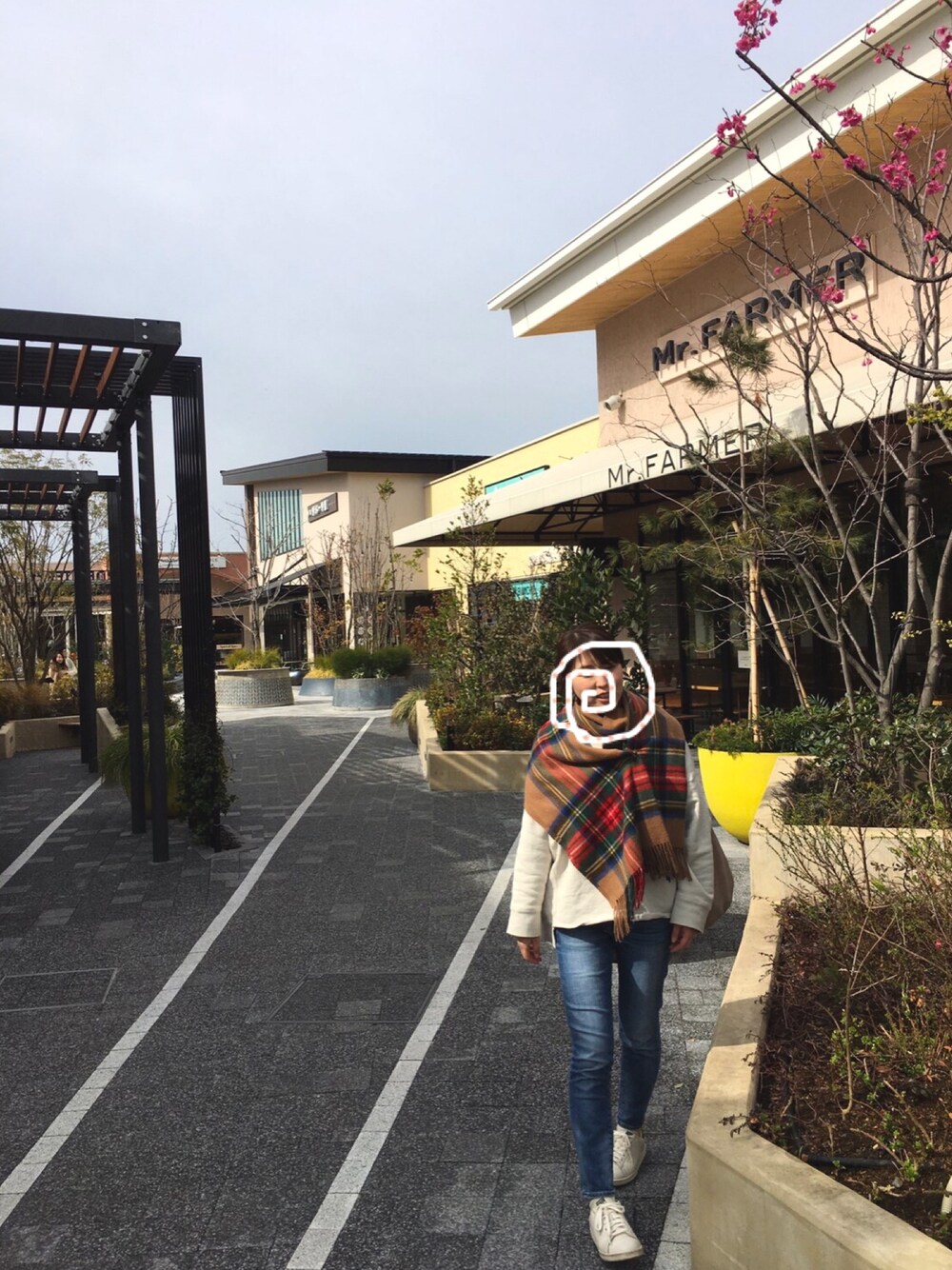 「お買い物、暖かい、アウトレット」｜「TWEED MILLの【TWEED MILL/ツイードミル】チェック大判ストール（ストール/ショール、ブラウン系）」を使った、papikoさん（レディース・165cm）の冬コーディネートの1枚目の写真