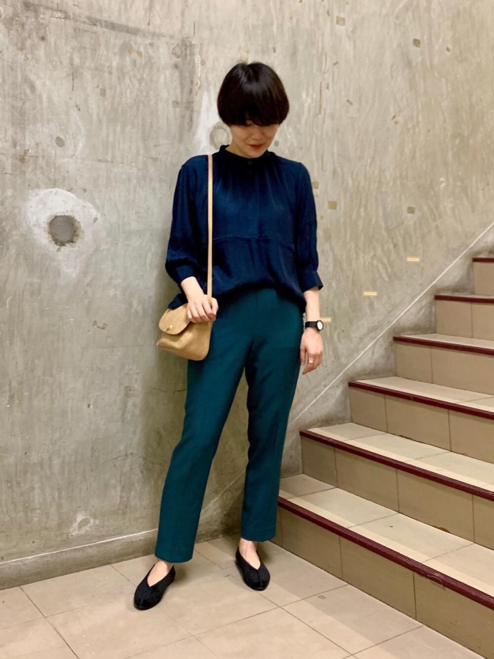 「きれいめカジュアル、ＵＶカット、オフィスシーンで活躍、6・7分袖コーデ、続々！秋服」｜「coenのフラップミニショルダーバッグ（ショルダーバッグ、ベージュ系）」を使った、coen  おのさん（レディース・165cm）の秋コーディネートの1枚目の写真