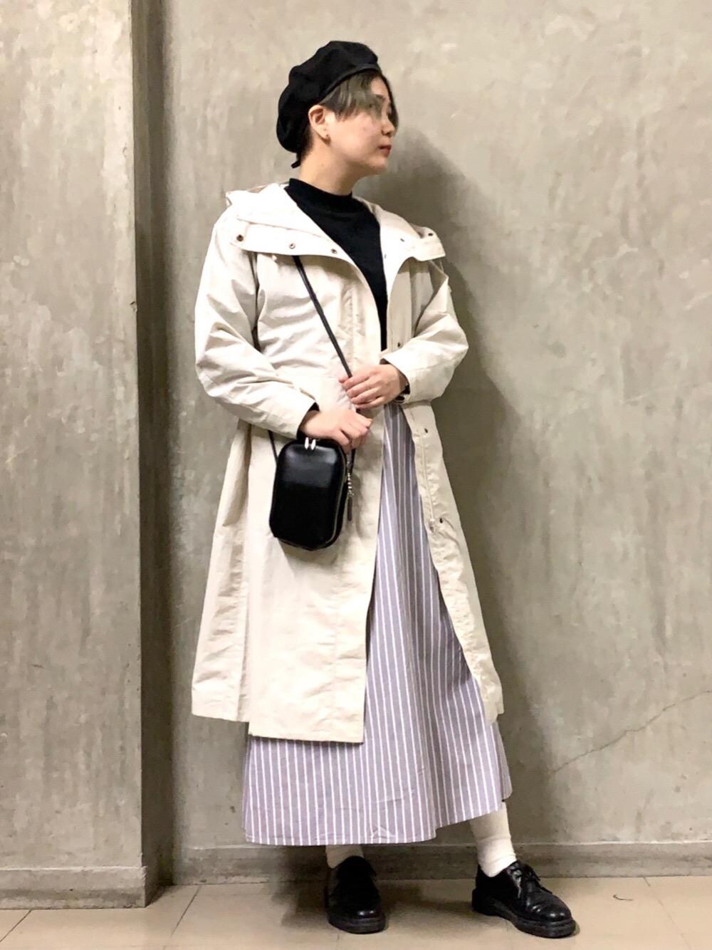 「春カラー、USAコットン、2021春新作、フェミニンに決める春アウター、SIERA TEX、春こーで」｜「coenのSIERRATEX（シエラテックス）ロングシェル撥水スプリングコート#（モッズコート、ホワイト系）」を使った、coen  おのさん（レディース・165cm）の春コーディネートの1枚目の写真