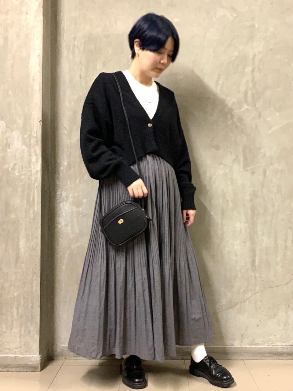 「モノトーンコーデ、ボリューム袖、ロゴ・コーエンベア、2021春新作、春こーで、春の羽織スタイル」｜「coenのマキシ丈ヴィンテージプリーツスカート（スカート、グレー系）」を使った、coen  おのさん（レディース・165cm）の春コーディネートの1枚目の写真