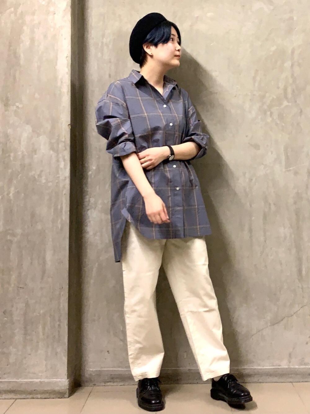 「着回し抜群、シェフパンツ、USAコットン、InRed掲載、2021春新作、春のオシャレはパンツから、春こーで、ヨクバリネン」｜「coenのUSAコットンチェック柄羽織シャツ#（シャツ/ブラウス、グレー系）」を使った、coen  おのさん（レディース・165cm）の春コーディネートの1枚目の写真
