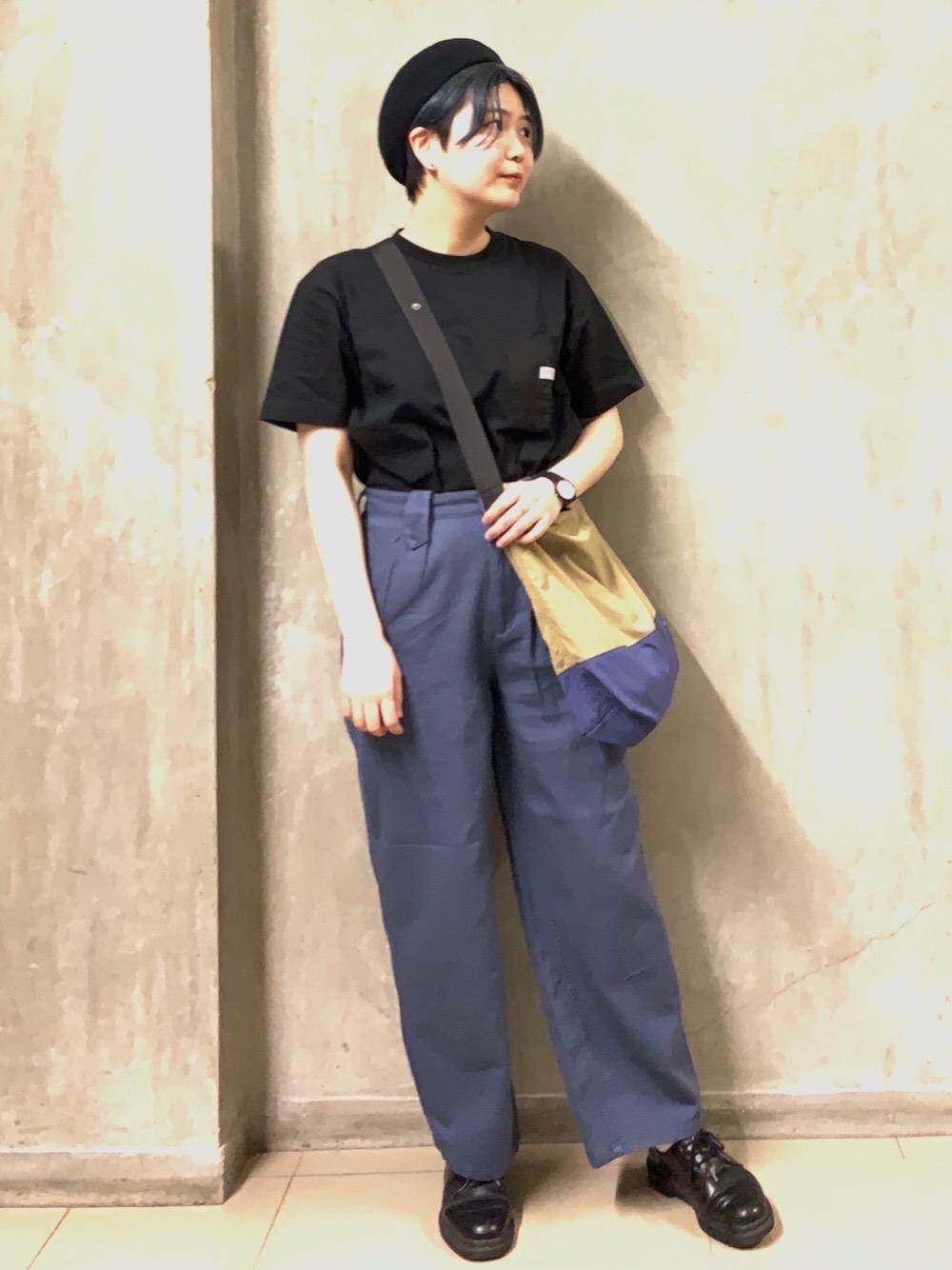 「ワイドパンツ、春カラー、smith's、USAコットン、2021春新作、春のオシャレはパンツから、春こーで、新感覚素材 ヨクバリネン」｜「SMITH'Sの【WEB限定カラー】SMITH’S(スミス)別注ポケットTシャツ(21SS)#（Tシャツ/カットソー、ブラック系）」を使った、coen  おのさん（レディース・165cm）の春コーディネートの1枚目の写真