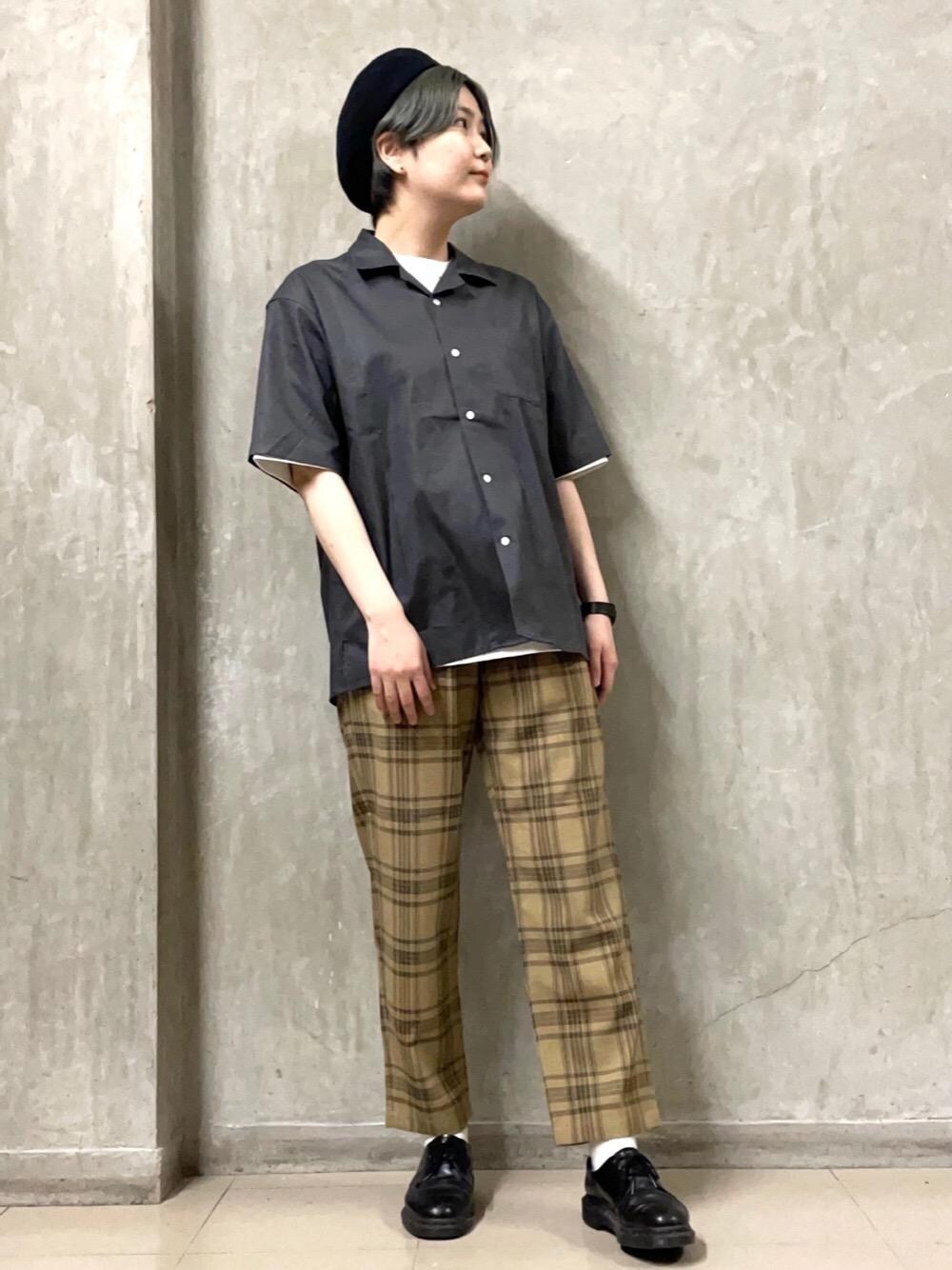 「オープンカラーシャツ、USAコットン、女性にもオススメ！MENSパンツ、涼しくて軽い「涼・軽パンツ」、おしゃれに快適に！機能性素材」｜「coenのポリトロチェックイージーパンツ（スラックス、ベージュ系）」を使った、coen  おのさん（レディース・165cm）の春コーディネートの1枚目の写真