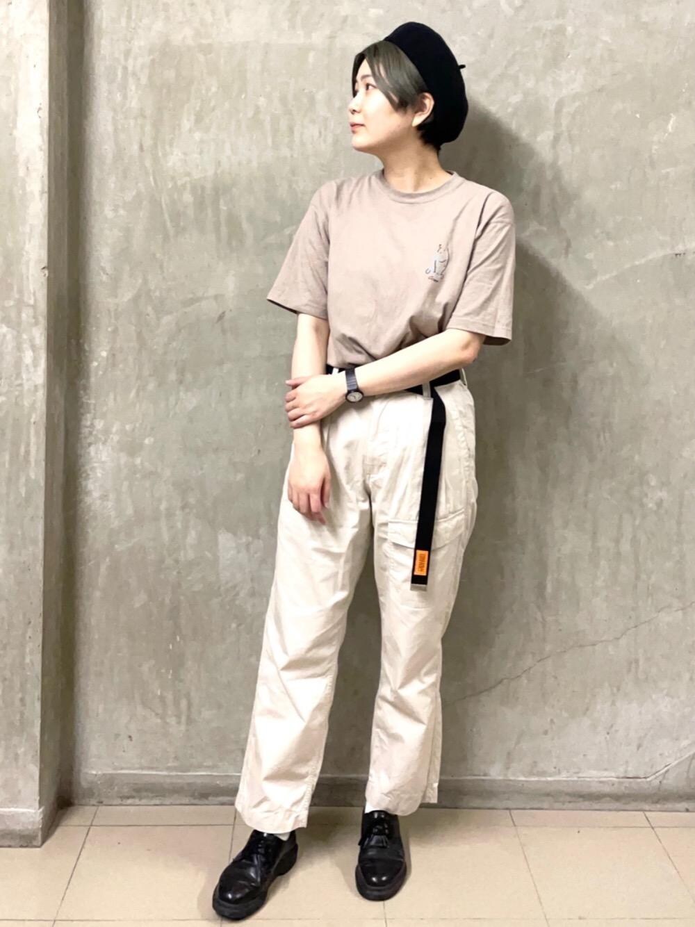 「ユニセックス、淡色コーデ、USAコットン、ロゴ・コーエンベア、女性にもオススメ！MENSパンツ」｜「coenのドビーミリタリーイージーパンツ（その他パンツ、ベージュ系）」を使った、coen  おのさん（レディース・165cm）の春コーディネートの1枚目の写真