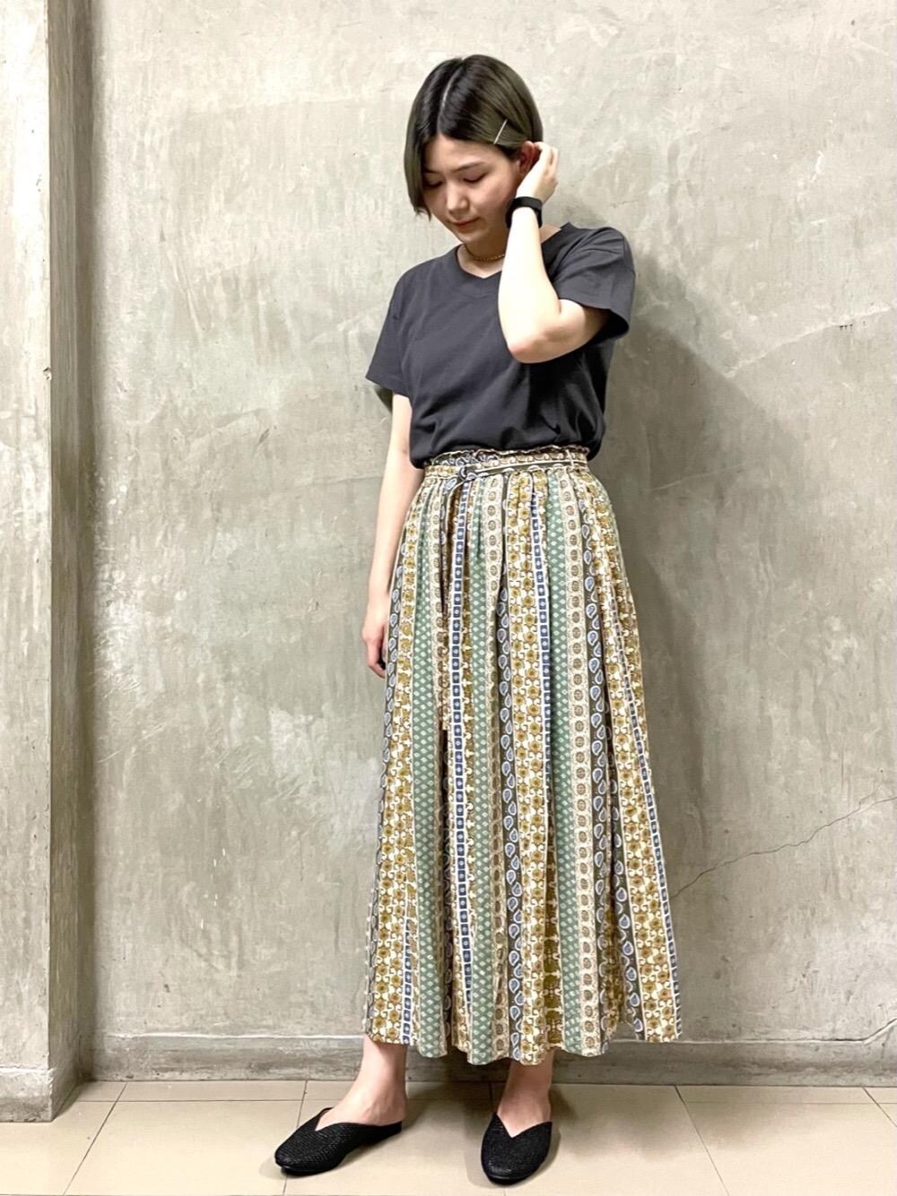 「セールアイテム、着回し抜群、USAコットン、1万円以下コーデ、coen Tシャツコレクション2021、夏コーデ、キレイメカジュアル」｜「coenのNEW Vカットフラットミュール（サンダル、ブラック系）」を使った、coen  おのさん（レディース・165cm）の夏コーディネートの1枚目の写真