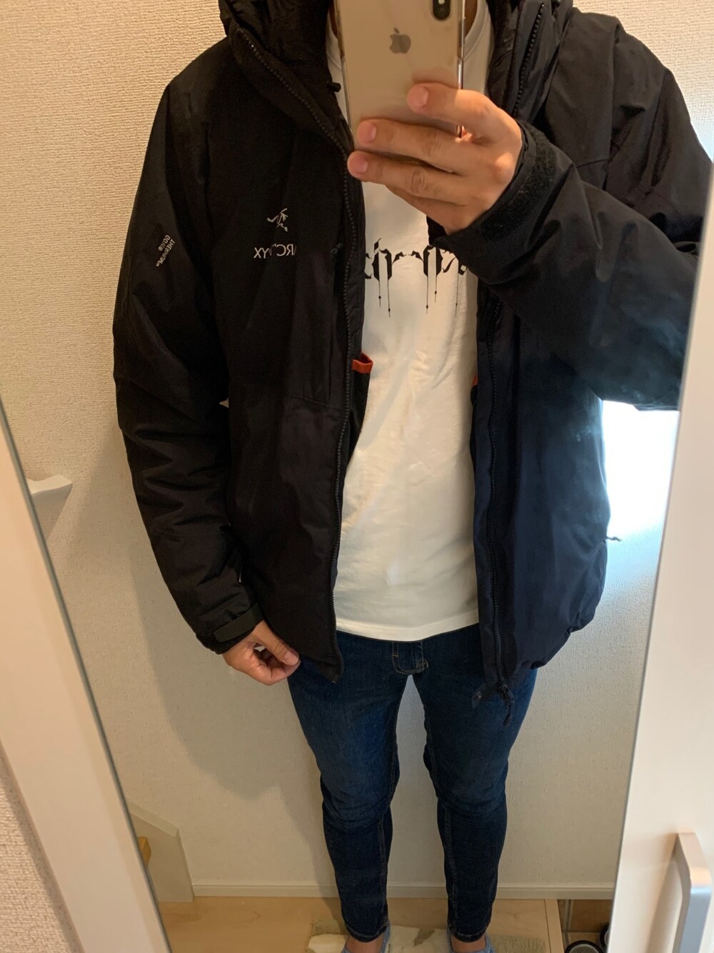 「冬コーデ、秋のコーデ、ダウンジャケット、おしゃれさんと繋がりたい、お洒落さんとつながりたい」｜「kiryuyrikのT-SHIRT（Tシャツ/カットソー、ホワイト系）」を使った、totoroさん（メンズ・182cm）の秋コーディネートの1枚目の写真