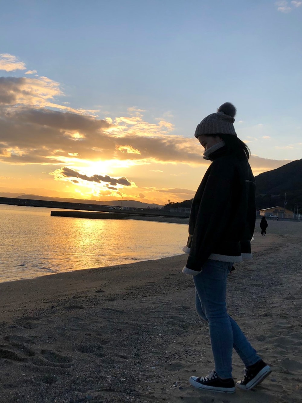 「海」｜「UGGのアイテム（ニットキャップ/ビーニー、ベージュ系）」を使った、yukaさん（レディース・154cm）の冬コーディネートの1枚目の写真