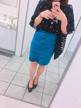 「GU（ジーユー）のアイテム（デニムスカート、ブルー系）」を使った、mizukiさん（レディース・163cm）の秋コーディネート
