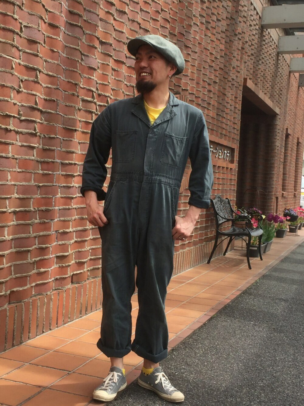 「つなぎ、春、シンプル、ロールアップ、キャスケット、スニーカー、古着MIX」｜「Cleavelandのアイテム（つなぎ/オールインワン、グリーン系）」を使った、香月ダイスケさん（メンズ・166cm）の春コーディネートの1枚目の写真