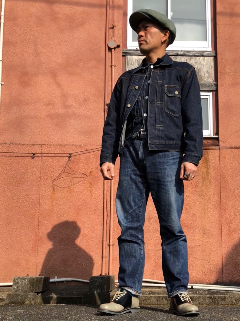 「デニム、デニムオンデニム、デニムオンデニムオンデニム、サドルシューズ、denim、STUDIO D'ARTISAN、リーガル、drybones、ましんさんの黄色いバンダナ」｜「STUDIO D’ARTISANのアイテム（デニムジャケット、ブルー系）」を使った、香月ダイスケさん（メンズ・166cm）の冬コーディネートの1枚目の写真