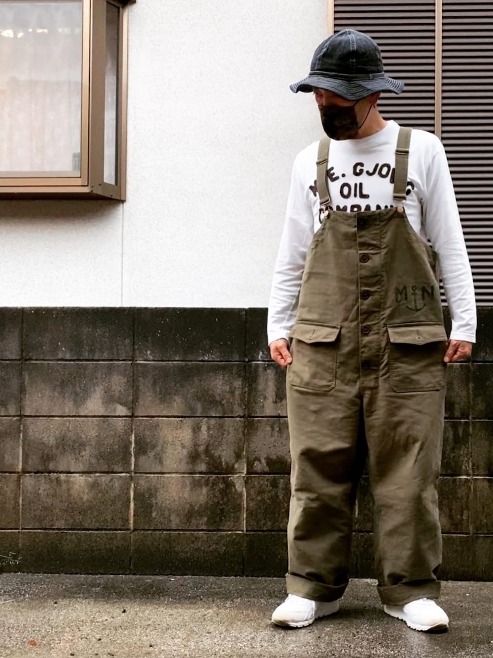 「スニーカー、デッキパンツ、ロンT、アメカジ、アーミーハット、M-37、バズリクソンズ、フランス海軍、ウェアハウス、オーバーオール」｜「Buzz Rickson'sのアイテム（ハット、ブルー系）」を使った、香月ダイスケさん（メンズ・165cm）の春コーディネートの1枚目の写真