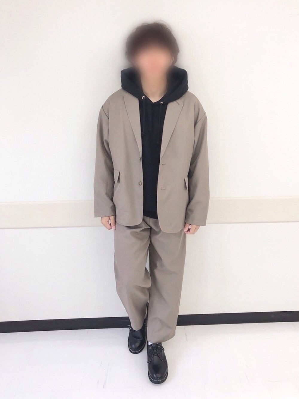 ベージュ系のテーラードジャケット、ブラック系のパーカー、ブラック系のその他シューズを着用したメンズの冬コーディネートの1枚目の写真