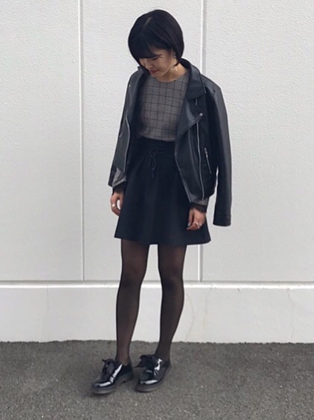 「オールブラック、冬コーデ、ザラジョ、Honeys、ZARA、Dr.Martens、BEAMS」｜「Honeysのブラックライダースジャケット（ライダースジャケット、ブラック系）」を使った、sakihoさん（レディース・163cm）の冬コーディネートの1枚目の写真