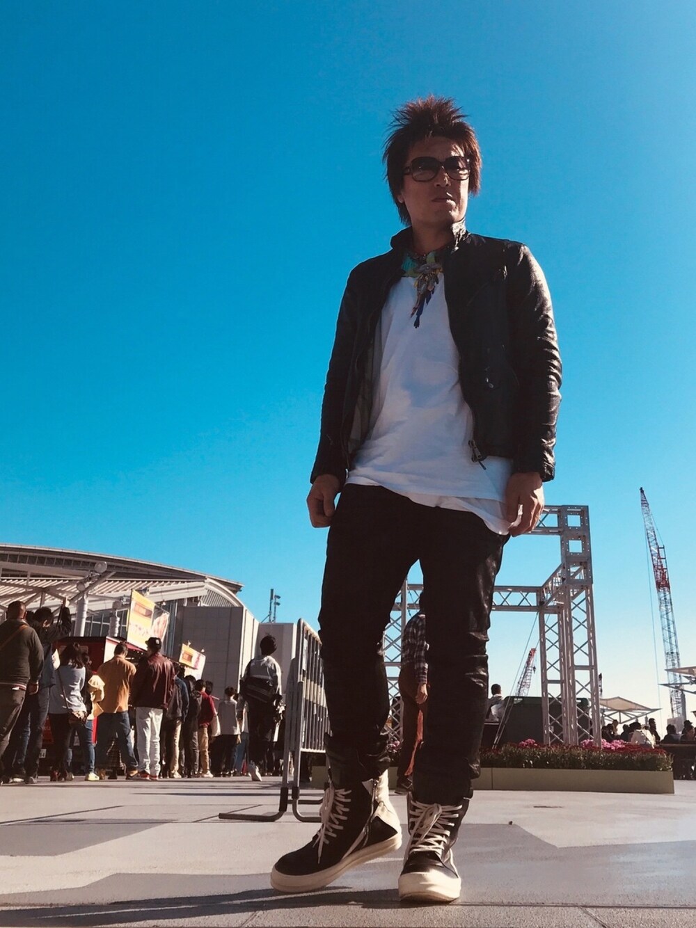 ブラウン系のブルゾン、ホワイト系のTシャツ/カットソー、ホワイト系のタンクトップを着用したメンズの秋コーディネートの1枚目の写真