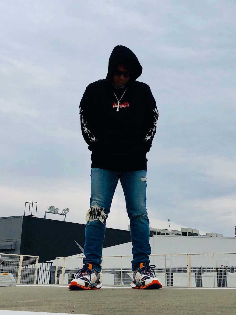 「BALENCIAGA、balenciagatrack、minedenim、パームエンジェルス、PALM ANGELS、Chrome Hearts、休日スタイル、秋のコーデ、street、ストリート」｜「Palm AngelsのPalm Angels - Dance of Death パーカー - men - コットン/スパンデックス - L（パーカー、ブラック系）」を使った、くすしんさん（メンズ・175cm）の秋コーディネートの1枚目の写真