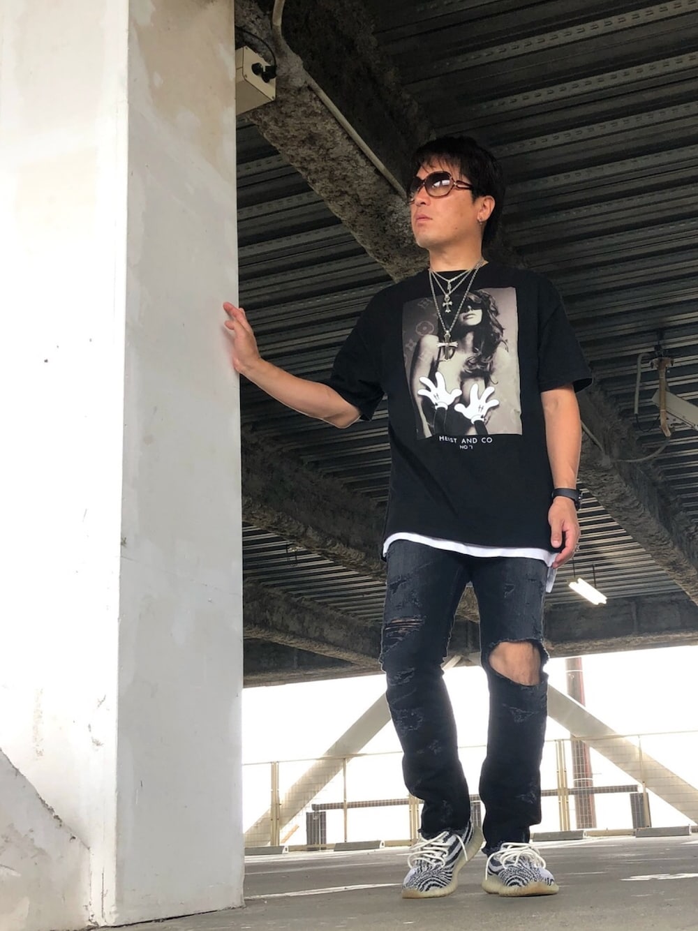 「黒コーデ、休日スタイル、マインデニム、minedenim、クロムハーツ、Chrome Hearts、yeezy、adidas、デニム、サングラス」｜「MINEDENIMのAW S.Slim STR Fullcrash 5pocket M 12（デニムパンツ、ブラック系）」を使った、くすしんさん（メンズ・175cm）の秋コーディネートの1枚目の写真