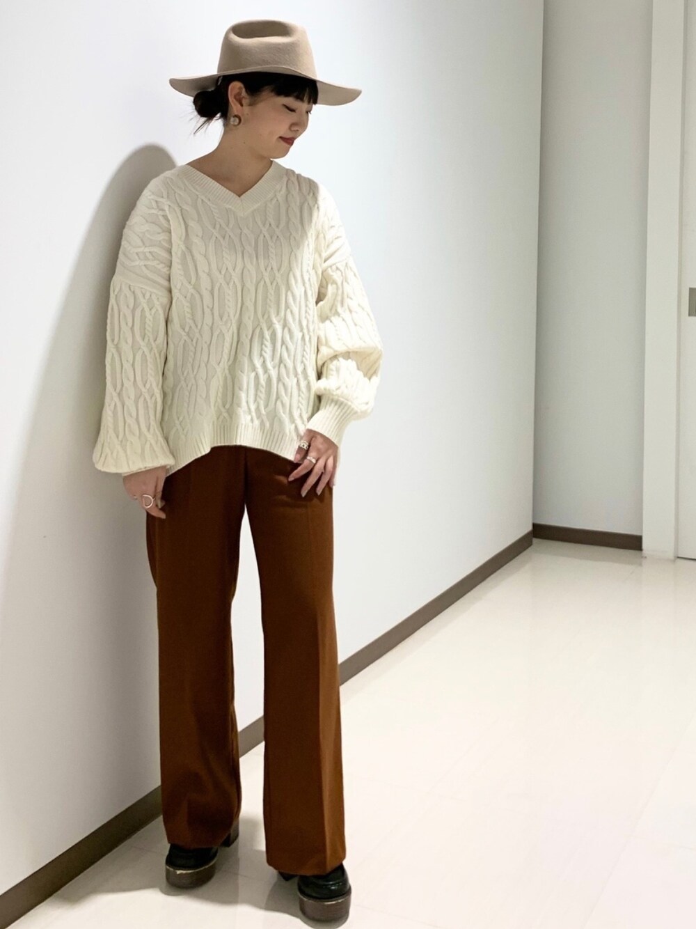 「今日のコーデ、オトナカジュアル、カジュアルコーデ、ラフ、大人コーデ、ワイドパンツ、ケーブルニット、OZOC、キレイめ、ホワイトコーデ」｜「OZOCの[洗える]ケーブルVネックニット（ニット/セーター、ホワイト系）」を使った、sumicaさん（レディース・157cm）の秋コーディネートの1枚目の写真