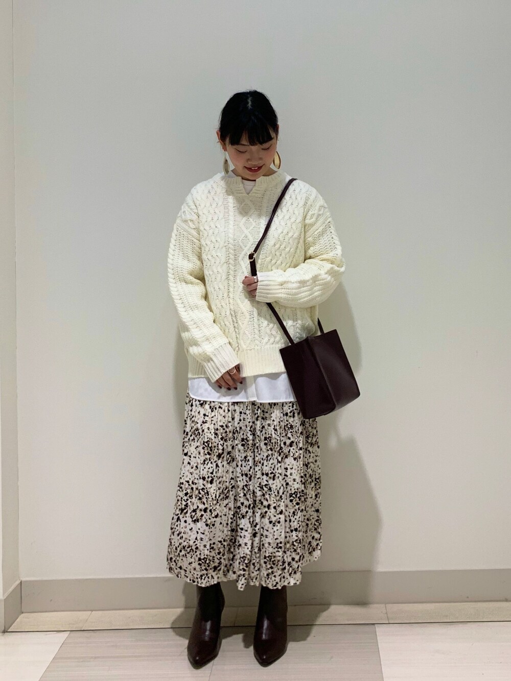 「秋冬コーデ、春コーデ、OZOC、大人カジュアル、カジュアル、スカート、レイヤードスタイル、ホワイト、ホワイトコーデ、きれいめカジュアル」｜「OZOCの[洗える]キーネックケーブルニットプルオーバー（ニット/セーター、ホワイト系）」を使った、sumicaさん（レディース・157cm）の冬コーディネートの1枚目の写真