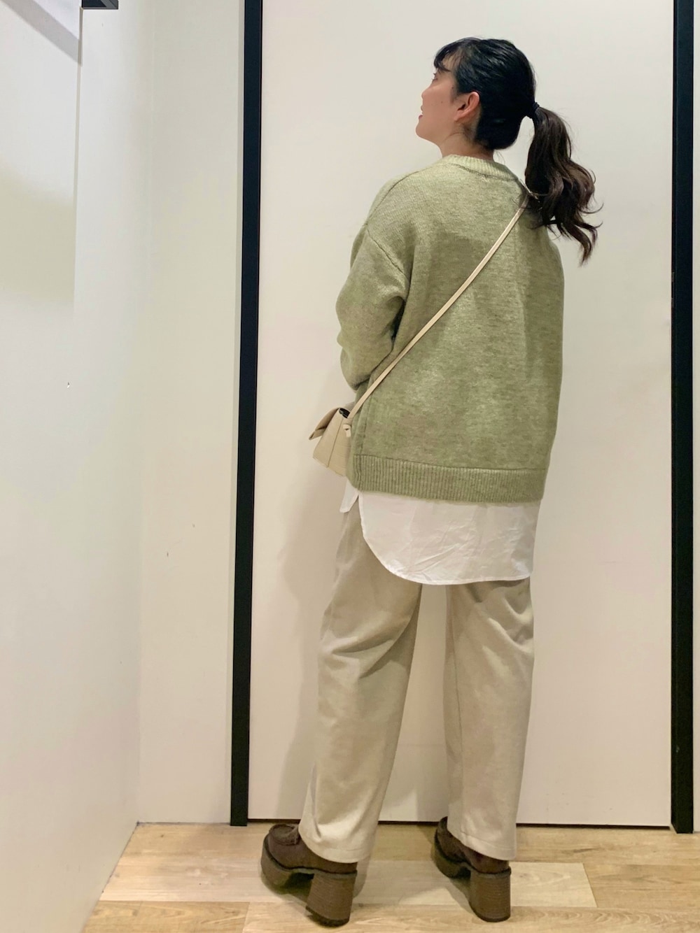 「春コーデ、シンプル、大人カジュアル、パンツスタイル、レイヤードスタイル、厚底シューズ、OZOC、spring、ニット、ootd」｜「OZOCの[洗える]シャツドッキングニットプルオーバー（ニット/セーター、グリーン系）」を使った、sumicaさん（レディース・157cm）の春コーディネートの1枚目の写真