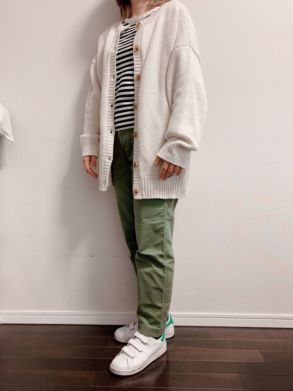 ベージュ系のカーディガン/ボレロ、グリーン系のその他パンツ、ホワイト系のスニーカーを着用したレディースの冬コーディネートの1枚目の写真