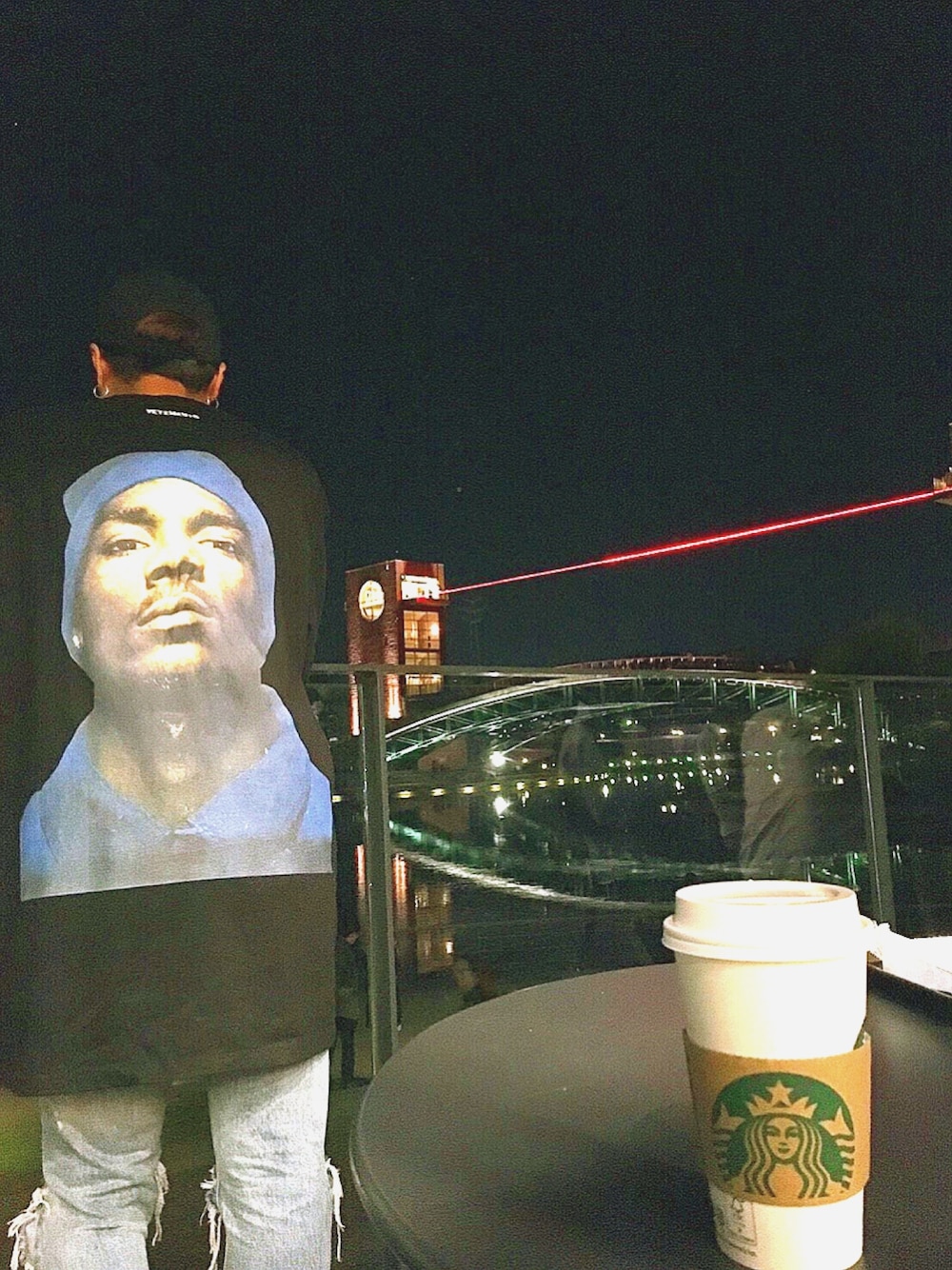 「vetements、fear of god、CAP、大人カジュアル、スヌープドック、デニム、Tシャツ、BALENCIAGA、Cody Sanderson、Chrome Hearts」｜「VETEMENTSのVetements Oversized Snoop-Print Cotton-Jersey T-Shirt（Tシャツ/カットソー、ブラック系）」を使った、0726hkさん（メンズ・170cm）の春コーディネートの1枚目の写真