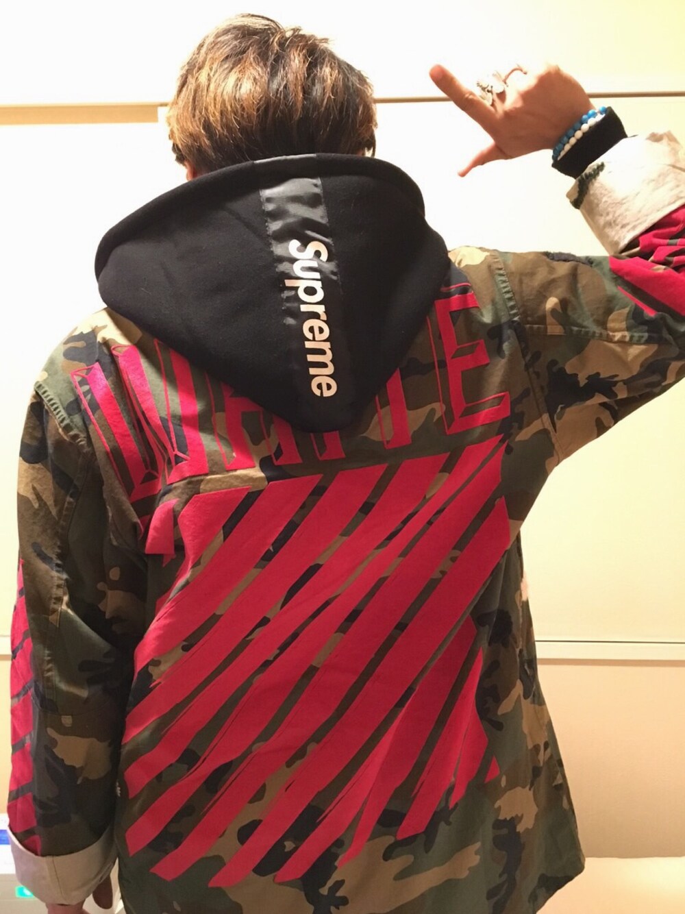 「ootd、off white、supreme、Chrome Hearts、goro's、Saint Laurent、カモフラ、パーカー、シンプルコーデ」｜「Supreme のアイテム（パーカー、ブラック系）」を使った、0726hkさん（メンズ・170cm）の春コーディネートの1枚目の写真