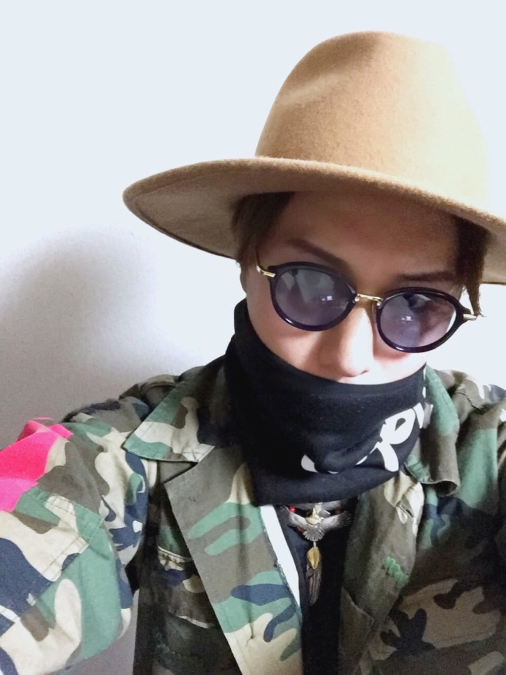 「off white、THOMBROWNE、supreme、ハット、カモフラ、ネックウォーマー、ストリート、goro's」｜「THOM BROWNEのアイテム（サングラス、ブラック系）」を使った、0726hkさん（メンズ・170cm）の春コーディネートの1枚目の写真